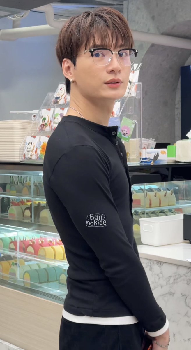 jrwptm's tweet photo. 🐢: พี่สิงบอกว่าแล้วทำไมไม่เอาเสื้อใส่ในกางเกงละ พี่สิงบอกงี้มันจะได้ดูมาสคูลีนขึ้น ผมก็บอกไปว่า ผมลองแล้วมันก็เคะอยู่ดี..ครับ
.
.
ไปบ่นให้พี่สิงฟังด้วยเหรอ 55555555555

#KristPerawat 
#คริสสิงโต https://t.co/juZXuxoJDD