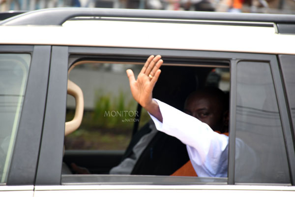 DailyMonitor's tweet photo. Prince Edward Rukidi Nyabongo I greets welcoming crowds in Fort Portal City as his convoy, escorted by soldiers, passes through on Sunday afternoon.
The vibrant street celebrations and traditional royal dances mark the countdown to his coronation at Karuziika Palace on Tuesday, Sept 29.
#MonitorUpdates

📸✍️: Alex Ashaba