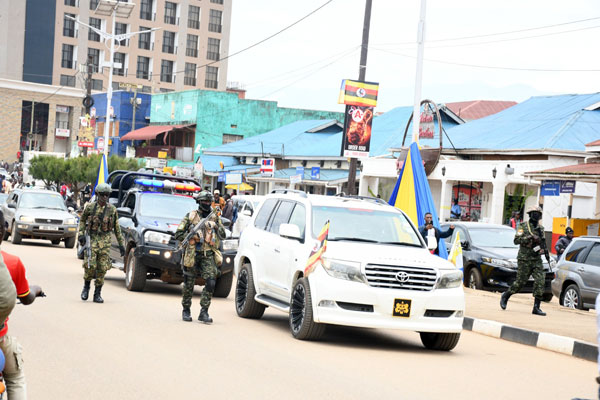 DailyMonitor's tweet photo. Prince Edward Rukidi Nyabongo I greets welcoming crowds in Fort Portal City as his convoy, escorted by soldiers, passes through on Sunday afternoon.
The vibrant street celebrations and traditional royal dances mark the countdown to his coronation at Karuziika Palace on Tuesday, Sept 29.
#MonitorUpdates

📸✍️: Alex Ashaba
