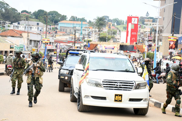 DailyMonitor's tweet photo. Prince Edward Rukidi Nyabongo I greets welcoming crowds in Fort Portal City as his convoy, escorted by soldiers, passes through on Sunday afternoon.
The vibrant street celebrations and traditional royal dances mark the countdown to his coronation at Karuziika Palace on Tuesday, Sept 29.
#MonitorUpdates

📸✍️: Alex Ashaba