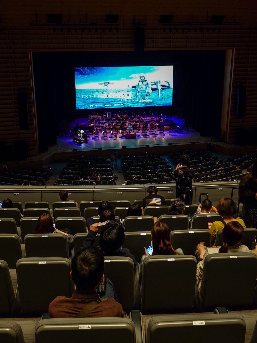 Ducent0978's tweet photo. インターステラーLIVE。東京国際フォーラムホールで、普通の劇場の10倍くらいの観客が、劇伴を生演奏で観賞する、というこの上ない贅沢をした。映画にのめり込むと生演奏なのを忘れるくらいシーンにマッチしていた。本編と見比べたいほどだ。久しぶりに見返して改めて凄まじい時空ドラマに涙した。 https://t.co/fonT4FRcA6