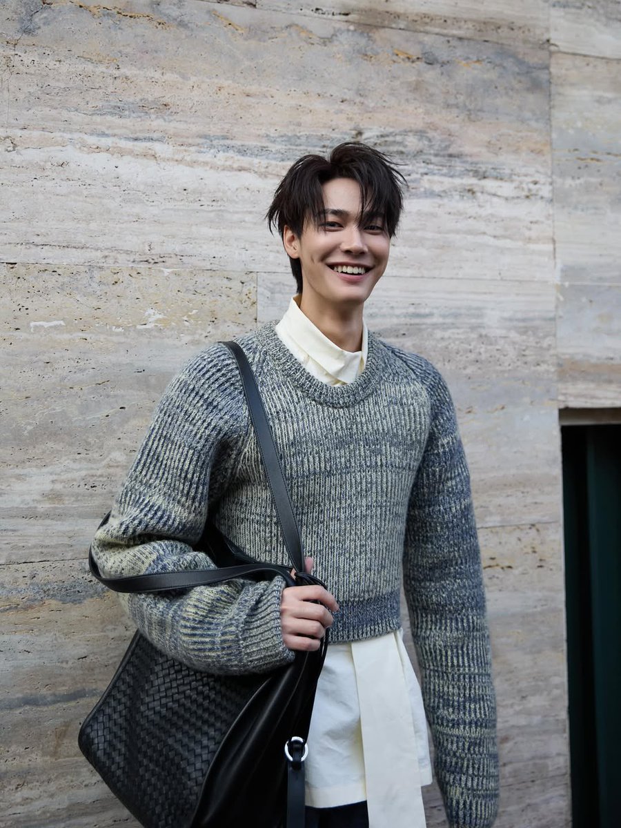 DewTeeStationTH's tweet photo. [ IG Post Update ] 

⋆⟢  270926  |  from : dew_jsu

Dew looks so shine ✨ with Bottega Veneta. มาทำให้ทุก post ของดิวครบ 100K กันค่ะ🤎🫷🏻

🔗 : https://t.co/TDlPkQUsde

DEW X BOTTEGA VENETA MFWSS27

#BottegaVenetaSummer2027 
#BottegaVenetaXDew 
#BottegaVeneta  #dew_jsu https://t.co/fl5KwJo4Wp
