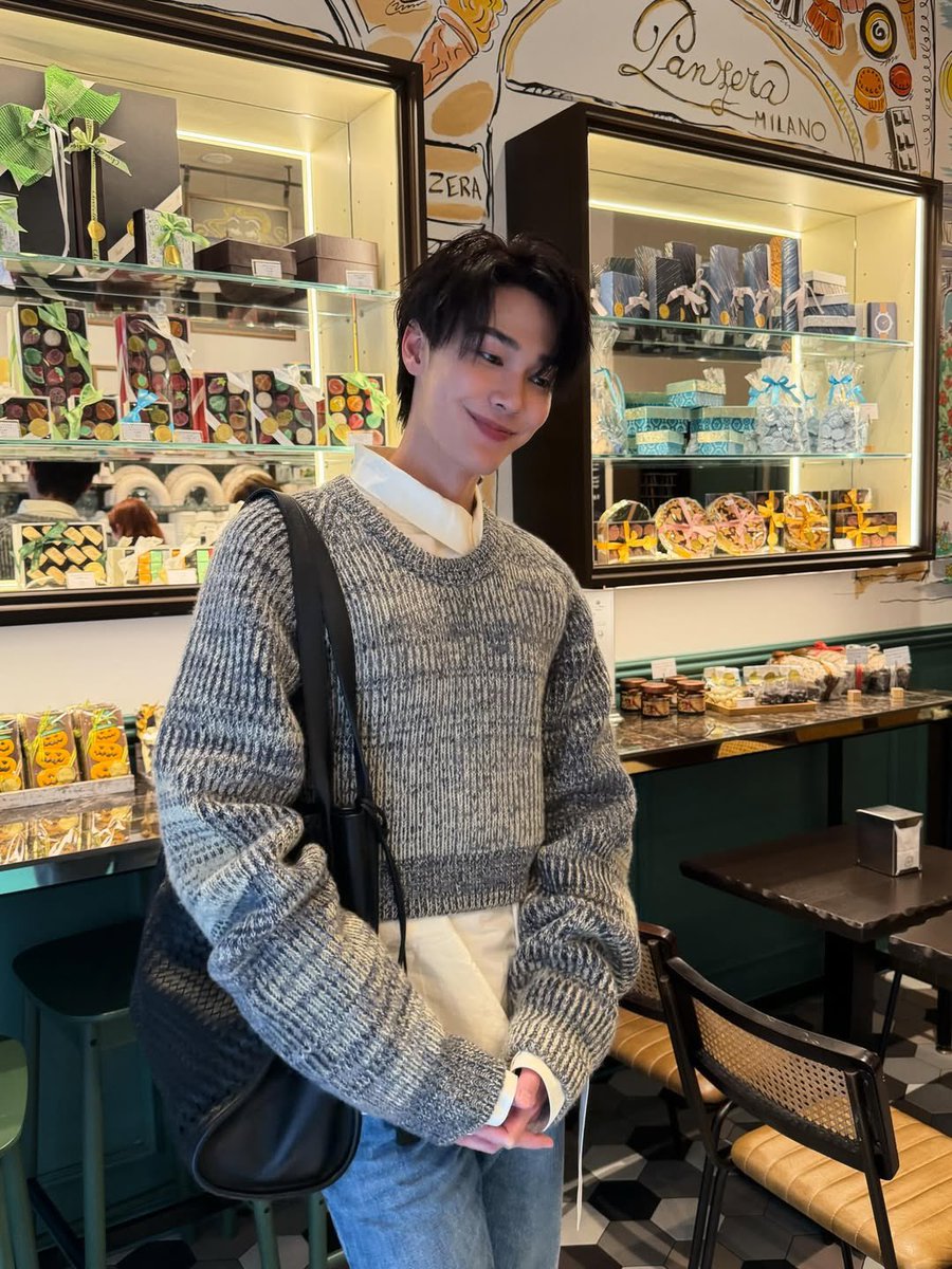 DewTeeStationTH's tweet photo. [ IG Post Update ] 

⋆⟢  270926  |  from : dew_jsu

Dew looks so shine ✨ with Bottega Veneta. มาทำให้ทุก post ของดิวครบ 100K กันค่ะ🤎🫷🏻

🔗 : https://t.co/TDlPkQUsde

DEW X BOTTEGA VENETA MFWSS27

#BottegaVenetaSummer2027 
#BottegaVenetaXDew 
#BottegaVeneta  #dew_jsu https://t.co/fl5KwJo4Wp