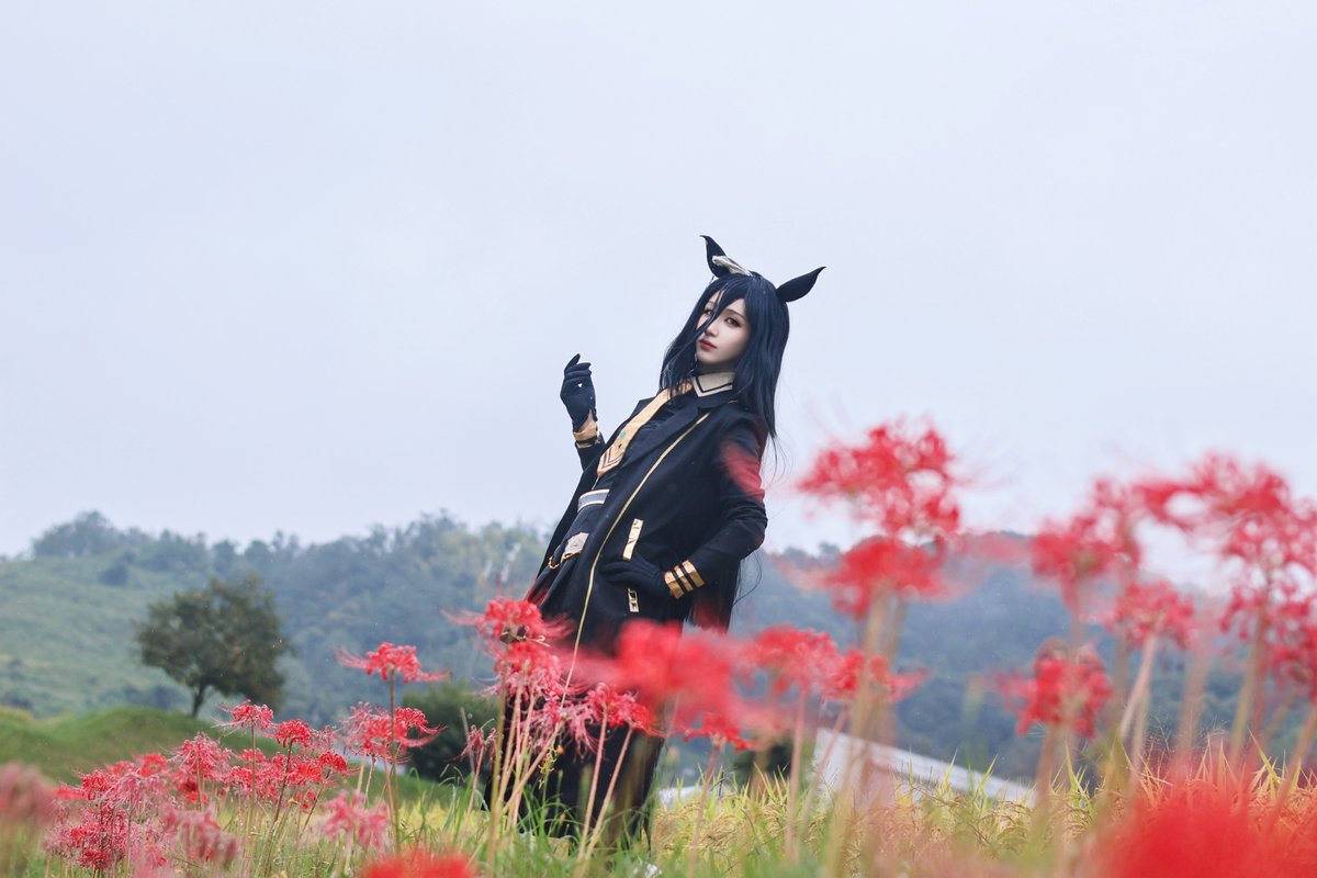 NyoirinLoveCat's tweet photo. 【cosplay】
　ウマ娘 / マンハッタンカフェ
　Umamusume / Manhattan Cafe

「……この雨と、彼岸花の赤。
　　　いつにも増して、濃いですね。
　　　　……あぁ、ほら、すぐそこに……」

Photo: @RYOSTAR_project

#ラコロール穂谷里山ロケ https://t.co/kXDMmBAioD