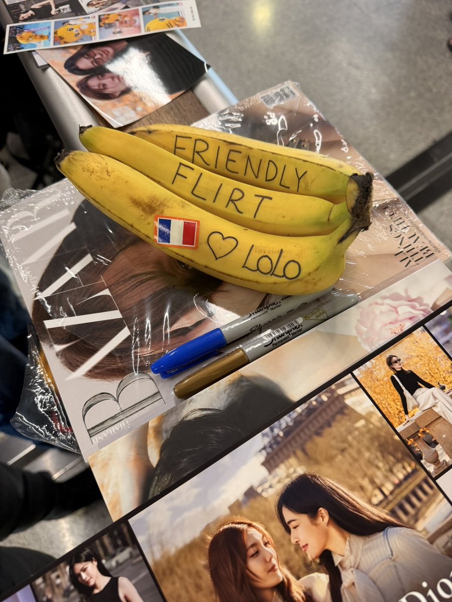 LingOrm_NYC's tweet photo. Friendly or Flirt, Lolo…? 👀💜

Well… I think they answered that themselves by taking the bananas. No further questions, your honor. 😌

Now back to business, let’s focus our energy where it matters. Engage, share, celebrate them and make some noise in Paris. 

#LingOrmDiorSummer27
#LinglingKwong #OrmKornnaphat
#LingOrm #Dior #DiorSummer27 #PFW