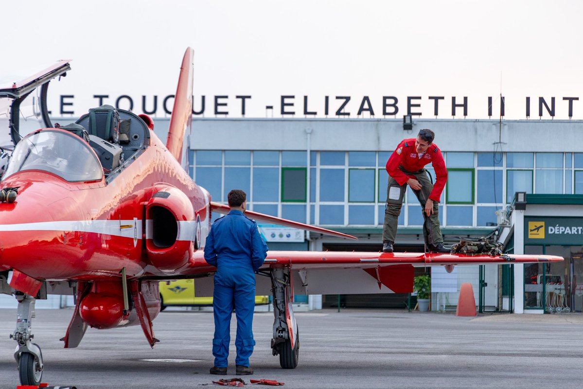 rafredarrows's tweet photo. 🇫🇷 Beautiful light for the Red Arrows’ arrival at Le Touquet Elizabeth II Airport.

The Red Arrows flew to France yesterday, ready for today’s Le Touquet airshow.

#RedArrows | #France | #letouquet | #RAF https://t.co/AmIR8YORl9