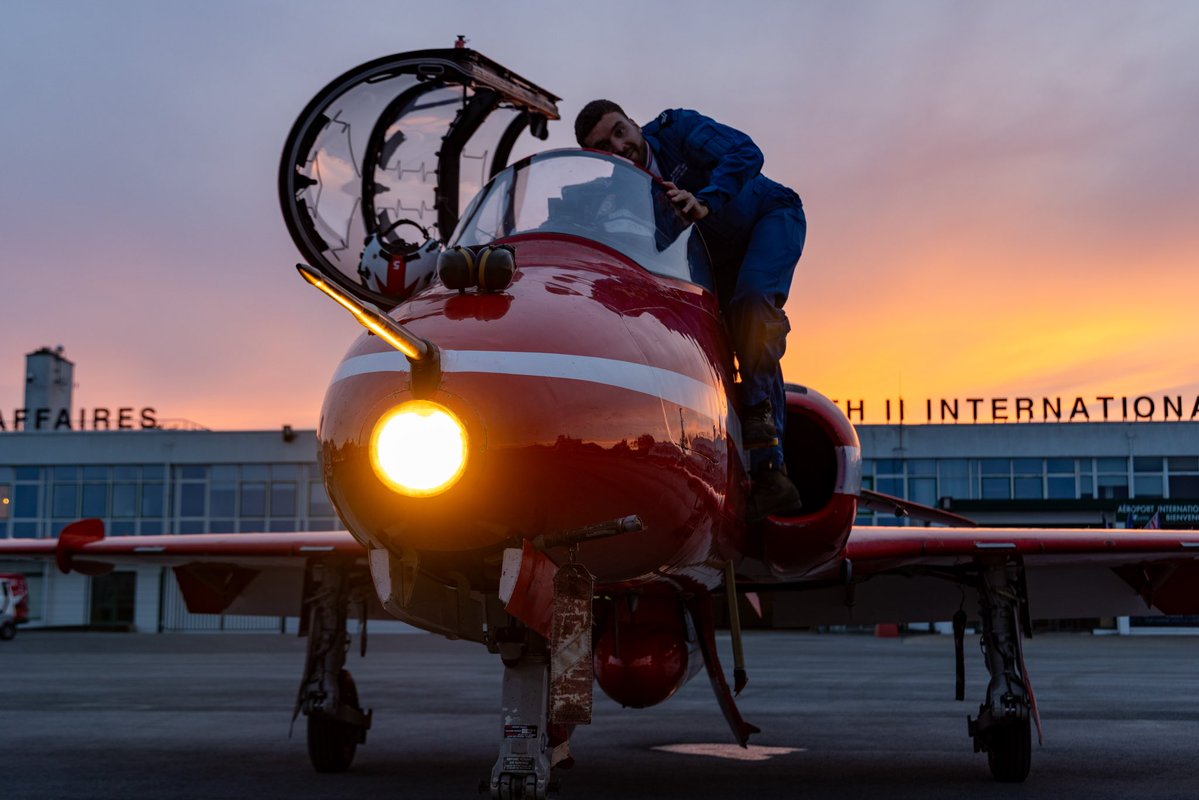 rafredarrows's tweet photo. 🇫🇷 Beautiful light for the Red Arrows’ arrival at Le Touquet Elizabeth II Airport.

The Red Arrows flew to France yesterday, ready for today’s Le Touquet airshow.

#RedArrows | #France | #letouquet | #RAF https://t.co/AmIR8YORl9