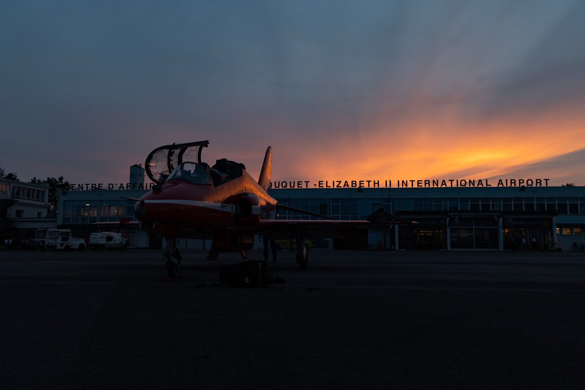 rafredarrows's tweet photo. 🇫🇷 Beautiful light for the Red Arrows’ arrival at Le Touquet Elizabeth II Airport.

The Red Arrows flew to France yesterday, ready for today’s Le Touquet airshow.

#RedArrows | #France | #letouquet | #RAF https://t.co/AmIR8YORl9