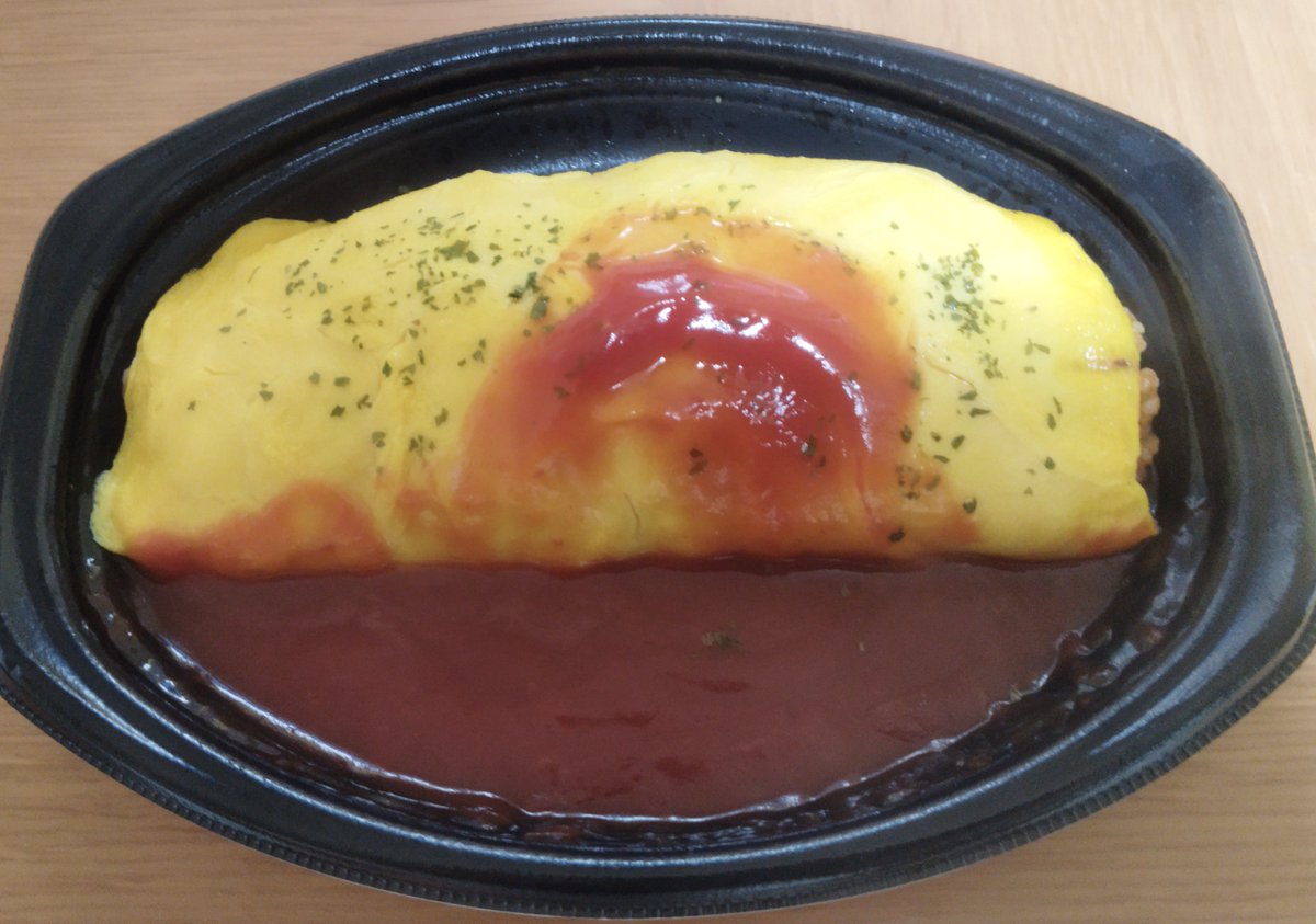 hako35's tweet photo. 今日の夕食は、簡単にセブンイレブンのオムライスで済ませました。
オムライスらしいオムライスで美味しかった😋

 #セブンイレブン https://t.co/hA5u5JpT5Y