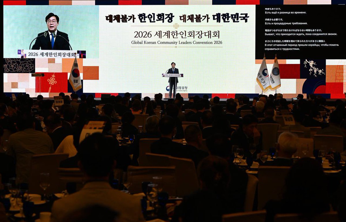 ALchandae's tweet photo. 🗓️2026 세계한인회장대회 개회식

반갑습니다.
인천광역시장 박찬대입니다.

존경하는 고상구 세계한인회장대회 운영위원장님,
그리고 세계 각국에서 모인 한인회장 여러분,
인천에 오신 것을 환영합니다.

지속가능한 발전과 네트워크 강화를 위한 2026 세계한인회장대회 개최를 진심으로 축하드립니다.

함께 자리해 주신 김경협 재외동포청장님, 정일영, 김영배 의원님, 그리고 방금 기조강연을 맡아 주신 서정진 회장님께도 감사의 인사를 드립니다.

인천의 9월 저녁 공기, 어떠셨습니까.
한국은 가을의 문턱을 넘고 있습니다.
어느 분은 쌀쌀하고, 어느 분께는 시원하셨을 겁니다.
여러분이 사시는 나라의 계절은 어떨지 모르겠습니다만, 오늘 이 자리 공기만큼은 여러분께 낯설지 않았으면 합니다.
305만 인천시민과 함께 4년 만에 여러분을 맞습니다. 
2022년, 바로 이 송도에서 여러분은 한목소리로 재외동포청 설치를 요구하셨습니다.
오늘은 그 재외동포청이 자리 잡은 도시로 여러분을 뵙게 되어 뜻깊습니다. 

달라진 것은 또 있습니다. 
이번 대회부터 세계한인회장대회는 동포사회가 스스로 기획하고 운영하는 대회가 되었습니다.

첫 민간 위원장이 되신 고상구 회장님은 인천과 인연이 각별합니다.
2024년부터 인천시 국제자문관이자 재외동포지원협력위원으로 함께해 주고 계십니다.
그래서 오늘 더 반갑고, 더 든든합니다.

한인회장 여러분, 1902년 12월, 제물포항에서 첫 이민선이 떠났습니다.
말도 글도 통하지 않는 땅에 내린 사람들이 가장 먼저 한 일은 서로를 찾는 일이었습니다.
그렇게 모인 자리가 오늘 여러분이 이끄시는 한인회의 시작이 됐습니다.

120년이 훌쩍 지났지만 그 일은 달라지지 않았습니다.
여권을 잃어버렸을 때, 사고를 당했을 때, 가게 문을 닫게 생겼을 때, 동포들이 제일 먼저 연락하는 분이 한인회장입니다.

모국이 아무리 마음을 써도 닿지 못하는 거리가 있습니다.
시차가 있고, 절차가 있고, 전화가 연결되기까지 기다려야 하는 시간이 있습니다.
그 시간을 메워 온 분들이 여러분입니다.

새벽에 걸려 온 전화를 받고 병원으로 달려가 말이 서툰 동포 곁에서 통역을 해 주셨습니다.
주말이면 한글학교 문을 열어 아이들에게 우리말을 가르쳐 주셨습니다.
누가 시킨 일도 아니고, 누가 알아주는 일도 아니었습니다.

대한민국이 세계 곳곳에서 동포를 지킬 수 있었던 것은 그 자리에 여러분이 먼저 계셨기 때문입니다.
머리 숙여 감사드립니다.

인천이 여러분을 대신할 수는 없습니다.
다만 여러분이 지칠 때 기댈 수 있는 곳, 동포를 고국 대한민국으로 이어 드릴 때 가장 먼저 손잡는 도시가 되고 싶습니다.

인천은 2023년 재외동포 지원 조례를 만들고 재외동포웰컴센터 문을 열었습니다.
모국을 찾은 동포가 가장 먼저 들러 필요한 도움을 받을 수 있는 곳입니다.

2025년과 2026년은 ‘재외동포 인천 방문의 해’로 정해 숙소와 이동, 의료까지 챙겨 왔습니다.
방문의 해는 올해로 끝나지만, 여러분을 맞는 인천의 문은 언제나 열려 있을 것입니다.

동포와 인천은 경제로도 이어져 있습니다.
올해 상반기 인천의 수출이 사상 처음 300억 달러를 넘었습니다.
오늘 기조강연을 해주신 서정진 회장님의 셀트리온을 비롯해 송도에 모인 바이오기업들이 든든하게 한몫해 주셨습니다.

여기에 우리 한인회의 몫도 컸습니다.
인천의 물건이 닿는 곳마다 여러분이 계셨습니다.
낯선 땅에 처음 들어서는 우리 기업에게 그 땅을 먼저 일군 동포만큼 든든한 이웃은 없습니다.
동포사회가 뿌리내린 곳마다 인천이 함께 나아갈 길도 넓어집니다.

여러분, 1902년, 인천은 떠나는 항구였습니다.
2026년, 인천은 인천공항과 인천항으로 세계가 돌아오는 관문이 되었습니다.
대한민국과 세계를 잇고 있습니다.

고국을 떠올릴 때 가장 먼저 생각나는 도시, 동포와 모국을 잇는 든든한 다리, 여러분이 언제든 돌아와 쉴 수 있는 고향, 인천이 든든하게 지키고 있겠습니다. 

다시 한번 2026 세계한인회장대회 개최를 축하드립니다.
사흘간 많은 추억 쌓으시고 인천에서 맺은 인연, 오래 기억해주시길 기대합니다. 

감사합니다.