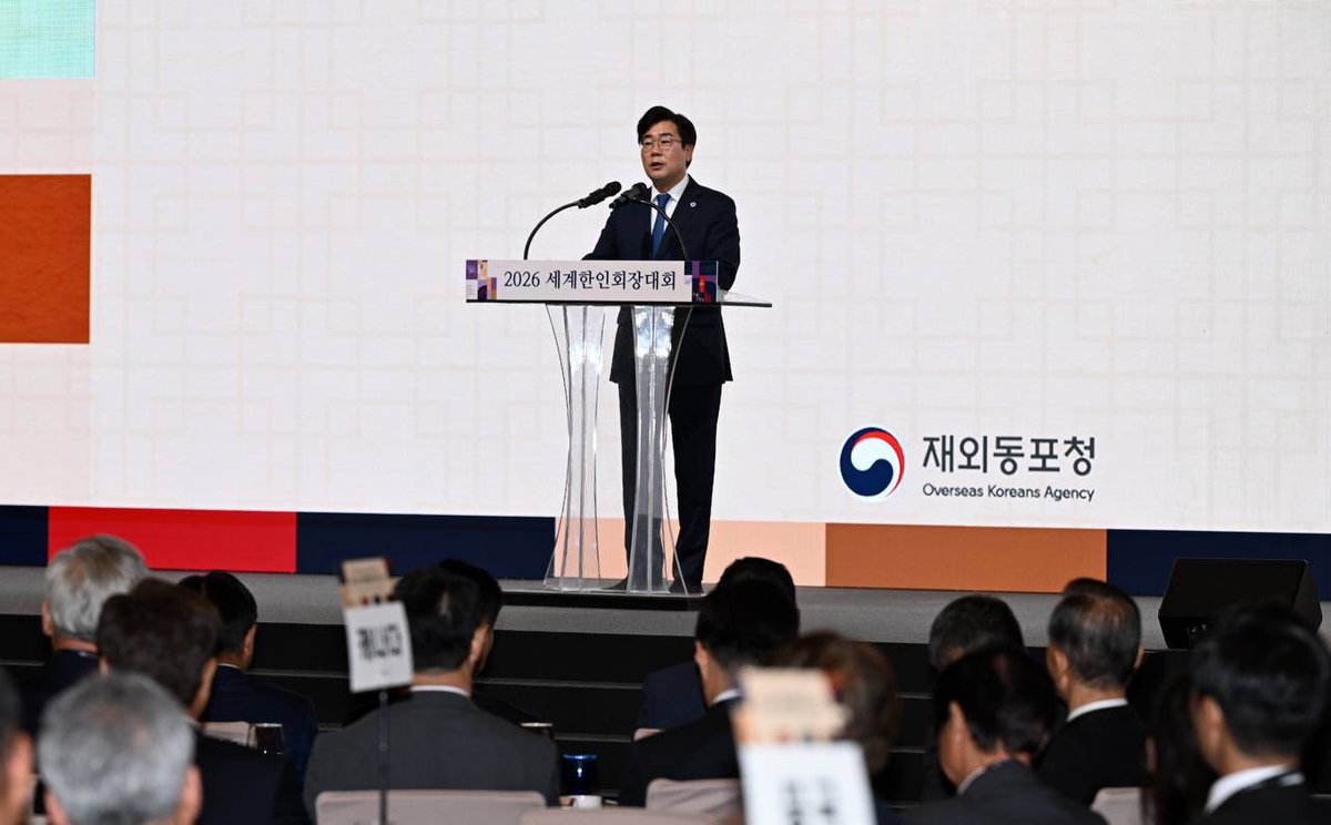 ALchandae's tweet photo. 🗓️2026 세계한인회장대회 개회식

반갑습니다.
인천광역시장 박찬대입니다.

존경하는 고상구 세계한인회장대회 운영위원장님,
그리고 세계 각국에서 모인 한인회장 여러분,
인천에 오신 것을 환영합니다.

지속가능한 발전과 네트워크 강화를 위한 2026 세계한인회장대회 개최를 진심으로 축하드립니다.

함께 자리해 주신 김경협 재외동포청장님, 정일영, 김영배 의원님, 그리고 방금 기조강연을 맡아 주신 서정진 회장님께도 감사의 인사를 드립니다.

인천의 9월 저녁 공기, 어떠셨습니까.
한국은 가을의 문턱을 넘고 있습니다.
어느 분은 쌀쌀하고, 어느 분께는 시원하셨을 겁니다.
여러분이 사시는 나라의 계절은 어떨지 모르겠습니다만, 오늘 이 자리 공기만큼은 여러분께 낯설지 않았으면 합니다.
305만 인천시민과 함께 4년 만에 여러분을 맞습니다. 
2022년, 바로 이 송도에서 여러분은 한목소리로 재외동포청 설치를 요구하셨습니다.
오늘은 그 재외동포청이 자리 잡은 도시로 여러분을 뵙게 되어 뜻깊습니다. 

달라진 것은 또 있습니다. 
이번 대회부터 세계한인회장대회는 동포사회가 스스로 기획하고 운영하는 대회가 되었습니다.

첫 민간 위원장이 되신 고상구 회장님은 인천과 인연이 각별합니다.
2024년부터 인천시 국제자문관이자 재외동포지원협력위원으로 함께해 주고 계십니다.
그래서 오늘 더 반갑고, 더 든든합니다.

한인회장 여러분, 1902년 12월, 제물포항에서 첫 이민선이 떠났습니다.
말도 글도 통하지 않는 땅에 내린 사람들이 가장 먼저 한 일은 서로를 찾는 일이었습니다.
그렇게 모인 자리가 오늘 여러분이 이끄시는 한인회의 시작이 됐습니다.

120년이 훌쩍 지났지만 그 일은 달라지지 않았습니다.
여권을 잃어버렸을 때, 사고를 당했을 때, 가게 문을 닫게 생겼을 때, 동포들이 제일 먼저 연락하는 분이 한인회장입니다.

모국이 아무리 마음을 써도 닿지 못하는 거리가 있습니다.
시차가 있고, 절차가 있고, 전화가 연결되기까지 기다려야 하는 시간이 있습니다.
그 시간을 메워 온 분들이 여러분입니다.

새벽에 걸려 온 전화를 받고 병원으로 달려가 말이 서툰 동포 곁에서 통역을 해 주셨습니다.
주말이면 한글학교 문을 열어 아이들에게 우리말을 가르쳐 주셨습니다.
누가 시킨 일도 아니고, 누가 알아주는 일도 아니었습니다.

대한민국이 세계 곳곳에서 동포를 지킬 수 있었던 것은 그 자리에 여러분이 먼저 계셨기 때문입니다.
머리 숙여 감사드립니다.

인천이 여러분을 대신할 수는 없습니다.
다만 여러분이 지칠 때 기댈 수 있는 곳, 동포를 고국 대한민국으로 이어 드릴 때 가장 먼저 손잡는 도시가 되고 싶습니다.

인천은 2023년 재외동포 지원 조례를 만들고 재외동포웰컴센터 문을 열었습니다.
모국을 찾은 동포가 가장 먼저 들러 필요한 도움을 받을 수 있는 곳입니다.

2025년과 2026년은 ‘재외동포 인천 방문의 해’로 정해 숙소와 이동, 의료까지 챙겨 왔습니다.
방문의 해는 올해로 끝나지만, 여러분을 맞는 인천의 문은 언제나 열려 있을 것입니다.

동포와 인천은 경제로도 이어져 있습니다.
올해 상반기 인천의 수출이 사상 처음 300억 달러를 넘었습니다.
오늘 기조강연을 해주신 서정진 회장님의 셀트리온을 비롯해 송도에 모인 바이오기업들이 든든하게 한몫해 주셨습니다.

여기에 우리 한인회의 몫도 컸습니다.
인천의 물건이 닿는 곳마다 여러분이 계셨습니다.
낯선 땅에 처음 들어서는 우리 기업에게 그 땅을 먼저 일군 동포만큼 든든한 이웃은 없습니다.
동포사회가 뿌리내린 곳마다 인천이 함께 나아갈 길도 넓어집니다.

여러분, 1902년, 인천은 떠나는 항구였습니다.
2026년, 인천은 인천공항과 인천항으로 세계가 돌아오는 관문이 되었습니다.
대한민국과 세계를 잇고 있습니다.

고국을 떠올릴 때 가장 먼저 생각나는 도시, 동포와 모국을 잇는 든든한 다리, 여러분이 언제든 돌아와 쉴 수 있는 고향, 인천이 든든하게 지키고 있겠습니다. 

다시 한번 2026 세계한인회장대회 개최를 축하드립니다.
사흘간 많은 추억 쌓으시고 인천에서 맺은 인연, 오래 기억해주시길 기대합니다. 

감사합니다.