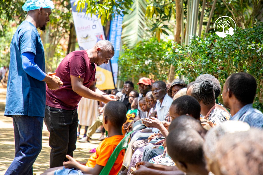 w_i_llo's tweet photo. Documented a powerful day in Bamutakudde: 700+ people served, 50+ medical workers, and a village turned into a hospital for a day. Grateful to capture the story. Thank you @SolomonSerwanjj  the teams
@Lung_Institute @naggalamahosp @Rotary_Bukoto @HAPAUG01 @Alahai256 @NewtonAllan6 https://t.co/WhQGj1m2P9