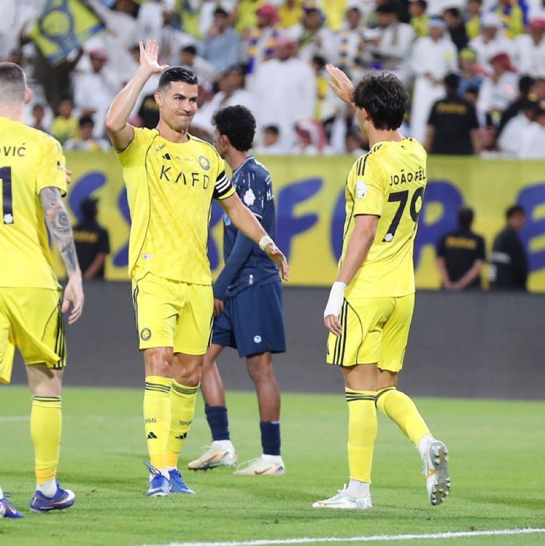 Nawaf_STATS's tweet photo. 🚨⚠️ماذا يعني لك اللعب في نادي النصر بجانب  كريستيانو رونالدو ؟

جواو فيليكس : بالنسبة لي إنه إنجاز و شرف عظيم ، نشأت وانا أشاهد رونالدو كقدوة ومثال يحتذى به ، والأن اشارك معه بالملعب

تحقيق بطولة الدوري السعودي مع النصر الموسم الماضي بجانبه كانت لحظة استثنائية، فخور بأنني ساعدت بتحقيق هذا الدوري ، هذا اللقب رونالدو كان يسعى بشكل كبير لتحقيقه مع النصر 

أخيراً ، علينا أن نستمتع بهذه اللحظات معه التي لن تدوم ، طالما  انه موجود علينا ان نستمتع ونعيش اللحظة.💛