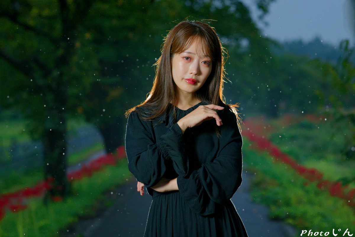 jmgr8U7MbYbW88R's tweet photo. 小雨降る彼岸花の小道。
model:じきまる　　@jikimaru_ 
@mer_photo 
＃ポートレイト https://t.co/czQfUJd5Vb