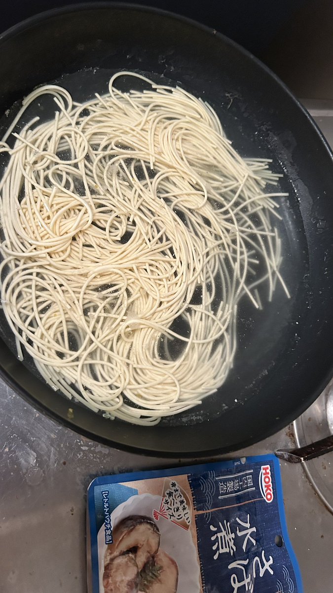 yaskaz's tweet photo. 昼から水に漬けといたパスタを茹でてサバと和えて晩飯に食う

スパゲッティを二つに折ったりしたらイタリア人にｺﾛされるとかいう言説があるが、僕は太って陽気なマンマが見事に二つに折って小さい鍋に突っ込んでるのを見た人なので、躊躇わず毎回折る訳です https://t.co/CN5KtYp0l3