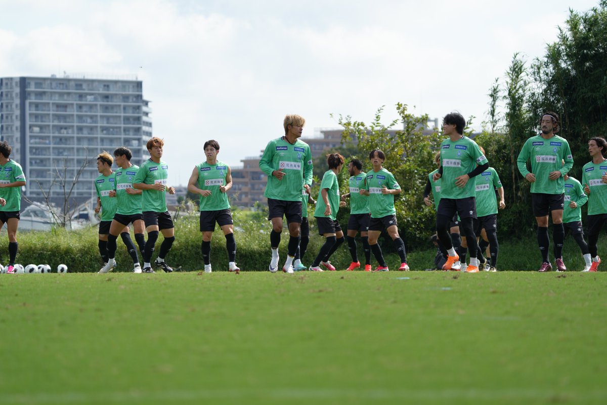 bellmare_staff's tweet photo. 🟢公開練習についてのお知らせ🔵

9月29日（火）のトレーニングは公開予定ですが、雨予報のため、ファンサービスは中止とさせていただきます。何卒ご理解ください。

また、選手駐車場やロッカールーム周辺など、ファンサービスの実施場所以外で選手を待ち、対応を求める行為が見受けられます。

同様の行為が続く場合、今後の練習公開を中止する可能性がございます。改めてルール遵守へのご協力をお願いいたします。

詳細📝
https://t.co/AcUi9A05zH

#湘南ベルマーレ #bellmare