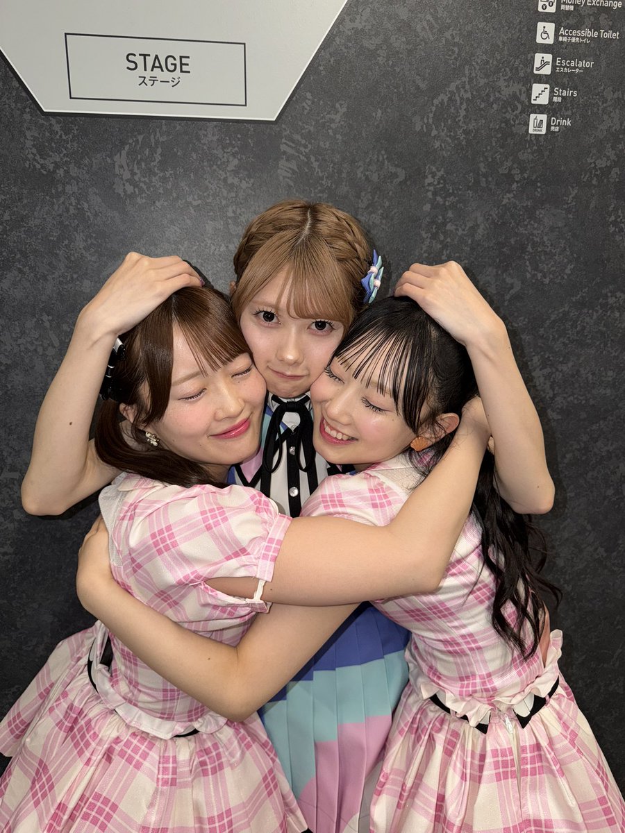 next_leap2024's tweet photo. 2日間、コンサートありがとうございました😌

終演後、すぐのえりれみずん💓

#今日のえりいさん
#千葉恵里
#徳永羚海
#山根涼羽
#AKB48 https://t.co/nKtaomwSsE