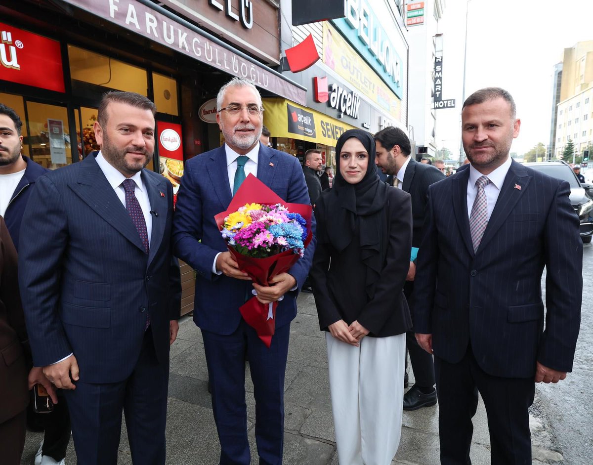 mcandaroglutr's tweet photo. Türkiye Yüzyılı Buluşmaları Programı’nda, Çalışma ve Sosyal Güvenlik Bakanımız Sn. Prof. Dr. Vedat Işıkhan’ın ve kıymetli Vekillerimizin katılımıyla teşkilatımızla bir araya geldik.

Milletimizle güçlü bağlar kuran, sahadan gelen talepleri dinleyen ve çözüm üretmek için gayret gösteren bir anlayışla çalışıyoruz. 

Birlik ve beraberlik içerisinde Arnavutköy’ümüze hizmet etmeye devam edeceğiz. 

Türkiye Yüzyılı Buluşmaları İstanbul