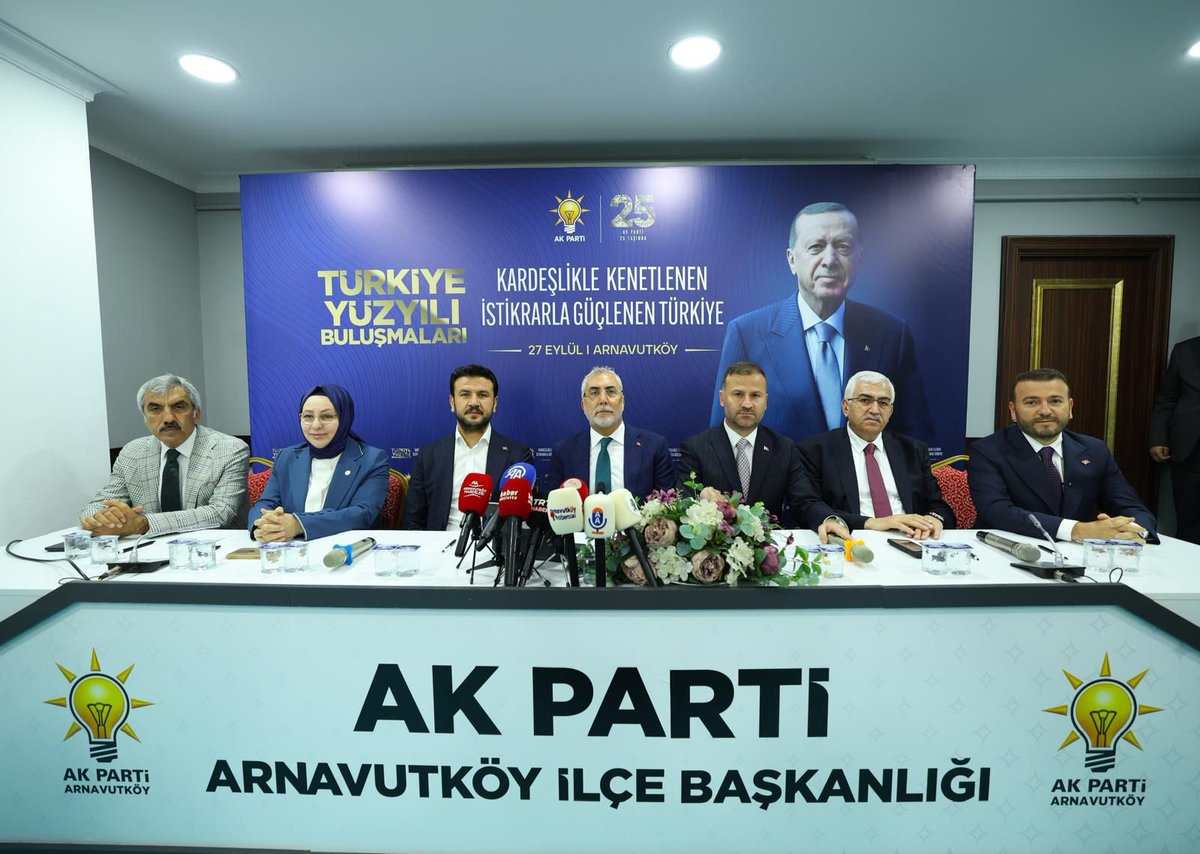 mcandaroglutr's tweet photo. Türkiye Yüzyılı Buluşmaları Programı’nda, Çalışma ve Sosyal Güvenlik Bakanımız Sn. Prof. Dr. Vedat Işıkhan’ın ve kıymetli Vekillerimizin katılımıyla teşkilatımızla bir araya geldik.

Milletimizle güçlü bağlar kuran, sahadan gelen talepleri dinleyen ve çözüm üretmek için gayret gösteren bir anlayışla çalışıyoruz. 

Birlik ve beraberlik içerisinde Arnavutköy’ümüze hizmet etmeye devam edeceğiz. 

Türkiye Yüzyılı Buluşmaları İstanbul