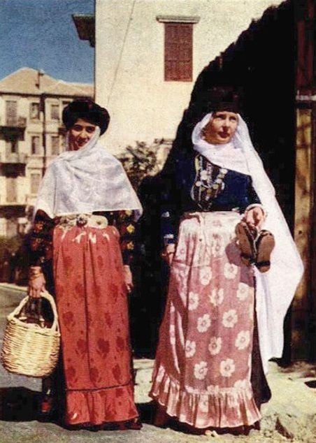 wana_visualss's tweet photo. 🇱🇧 Kurdish Women in Beirut, 1970. 

The Kurds are an indigenous people of Mesopotamia and West Asia, with a presence in Lebanon dating back centuries. Kurdish communities were established in the region during the Ayyubid period under Saladin, himself of Kurdish origin, and later became part of Lebanon’s diverse social history.