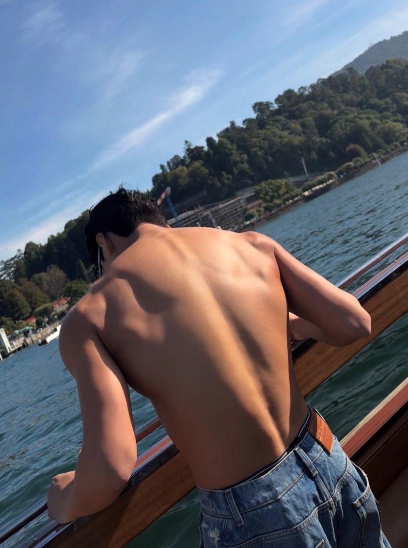 wooyoungiemoons's tweet photo. so this is what u get to wake up to every morning when he’s standing in the kitchen with his back towards u 😭 holy https://t.co/USi6tllnBS