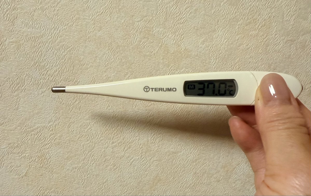 mamia_wellbeing's tweet photo. オットが9/20に発熱。インフルエンザだった。
オットは寝室に、私はリビングに移動して就寝。
なのに、今日のお昼頃、なんか調子が悪いなと検温すると37.8℃。
それは困る。
私はいろいろしたいことがあるんだ。
だいたい、いつも感染症を家に持ち込むのは、オットだ。
私も二人の娘も感染症にはかからないのだ。
上の子についてはすごいのだ。　
彼女は持病で免疫抑制をしている。
推し活であっちやこっちにウロウロしているにも関わらず、インフルエンザにもコロナにも罹らない。
それは、主治医も感心しているところである。
なのに、いつもオットがインフルエンザやコロナにかかるのだ。
絶対に、私はインフルエンザにかかりたくない。
15時ごろ、私はちっともしんどくない。
夕食の18時ごろには普通であった。
20 時の今、本当に体調はいつもどおりである。
検温すると37.0℃。
絶対にインフルエンザにはかかっていないと思う。
#50代女性 #セカンドキャリア