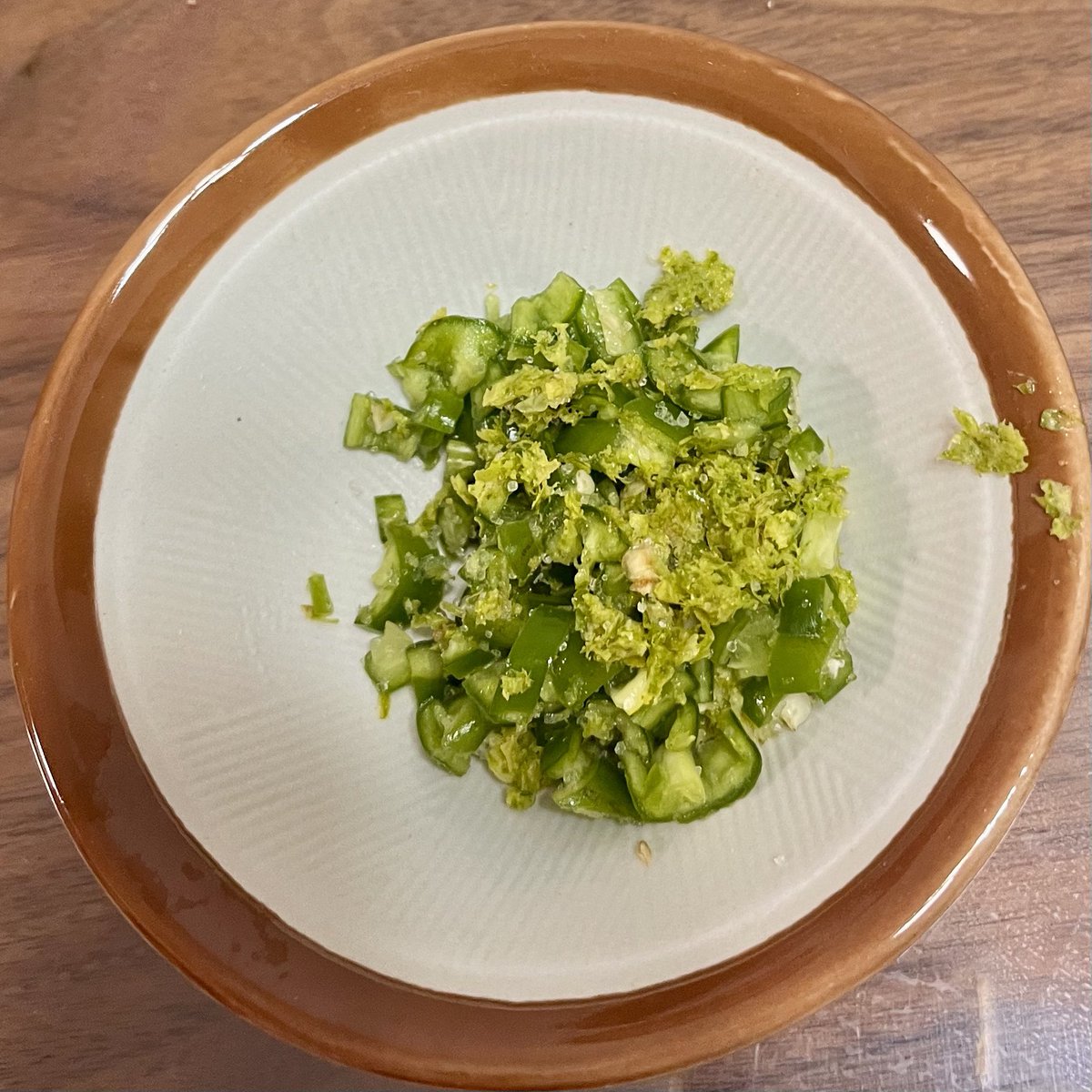 inkoimasu's tweet photo. シークヮーサーと青唐辛子で作った
栗原はるみさんレシピの手作りゆずこしょう🍊作ってる間中いい香り…♡ https://t.co/ODxJkBWTT0
