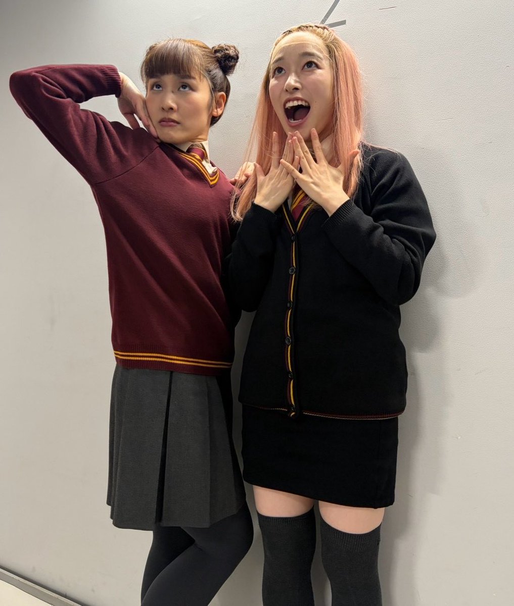 CantoKeiko's tweet photo. 今日もありがとうございました！
ローズでした🌹

前回、ともちゃんとのローズ&amp;ポリーを写真に撮り忘れていたので、今日はしっかりと！！
ピースをしてはいけないとなると、ポーズが訳わからなくなりがち。

今日は知恩アルバスと初幼なじみでした！
撮った写真は近々上げます✨

#ハリポタ舞台 https://t.co/LELB1TVXVg