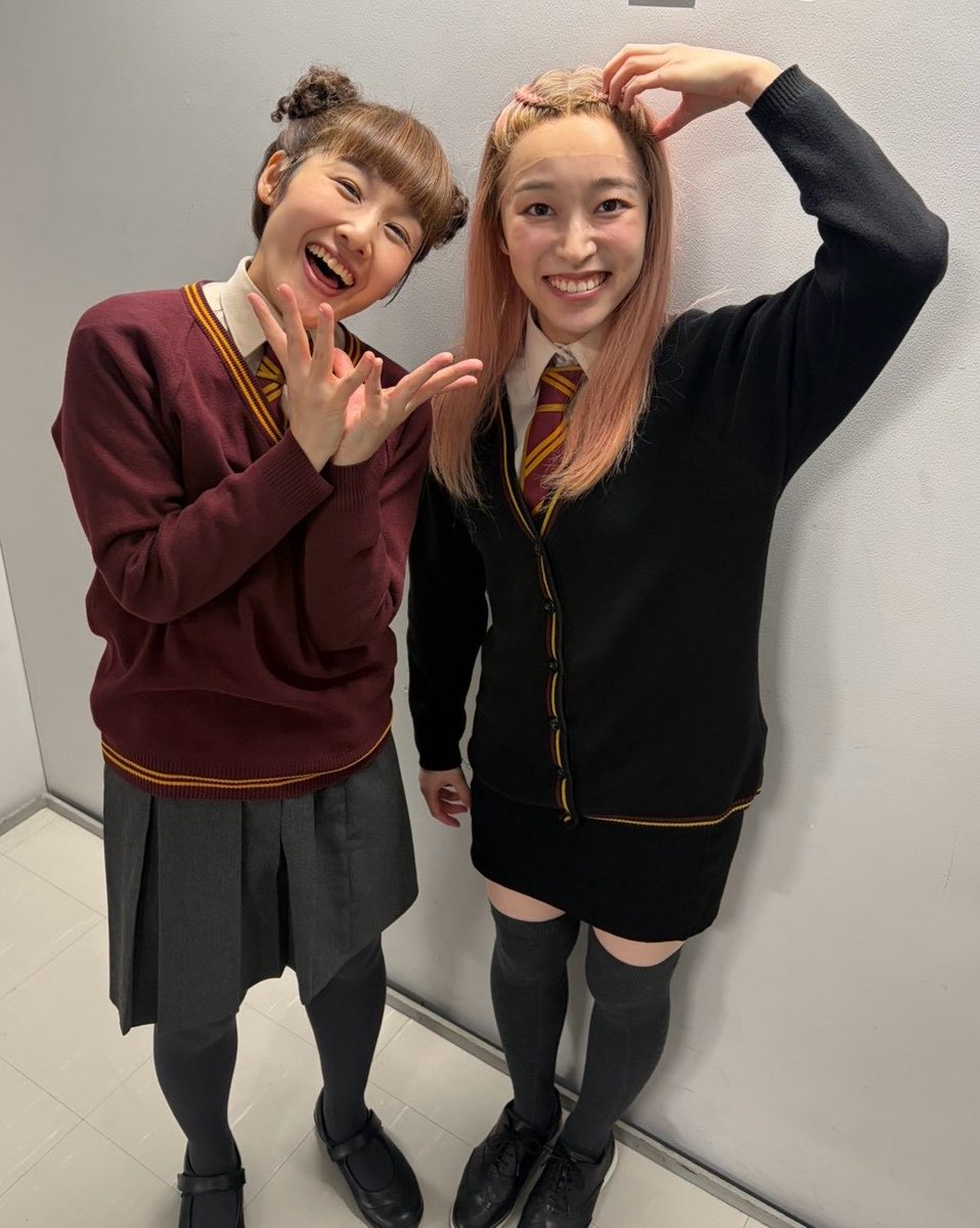 CantoKeiko's tweet photo. 今日もありがとうございました！
ローズでした🌹

前回、ともちゃんとのローズ&amp;ポリーを写真に撮り忘れていたので、今日はしっかりと！！
ピースをしてはいけないとなると、ポーズが訳わからなくなりがち。

今日は知恩アルバスと初幼なじみでした！
撮った写真は近々上げます✨

#ハリポタ舞台 https://t.co/LELB1TVXVg