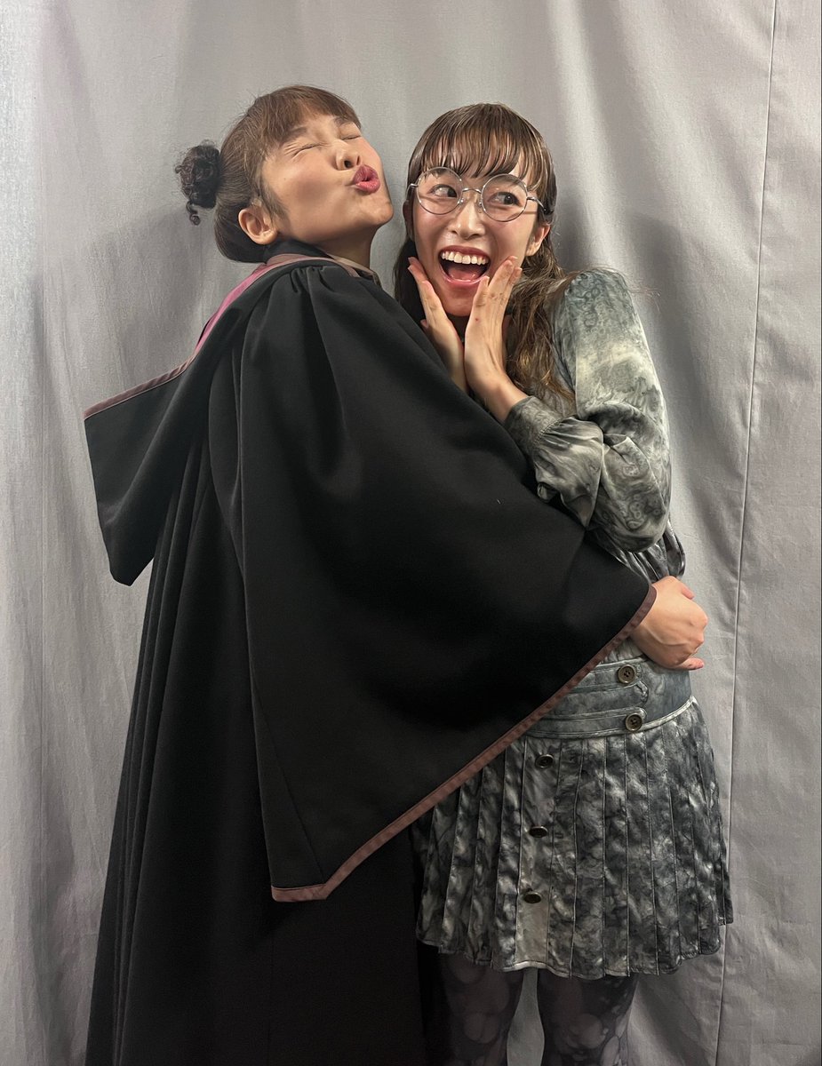 CantoKeiko's tweet photo. 今日もありがとうございました！
ローズでした🌹

前回、ともちゃんとのローズ&amp;ポリーを写真に撮り忘れていたので、今日はしっかりと！！
ピースをしてはいけないとなると、ポーズが訳わからなくなりがち。

今日は知恩アルバスと初幼なじみでした！
撮った写真は近々上げます✨

#ハリポタ舞台 https://t.co/LELB1TVXVg