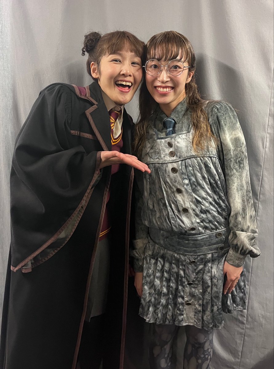 CantoKeiko's tweet photo. 今日もありがとうございました！
ローズでした🌹

前回、ともちゃんとのローズ&amp;ポリーを写真に撮り忘れていたので、今日はしっかりと！！
ピースをしてはいけないとなると、ポーズが訳わからなくなりがち。

今日は知恩アルバスと初幼なじみでした！
撮った写真は近々上げます✨

#ハリポタ舞台 https://t.co/LELB1TVXVg