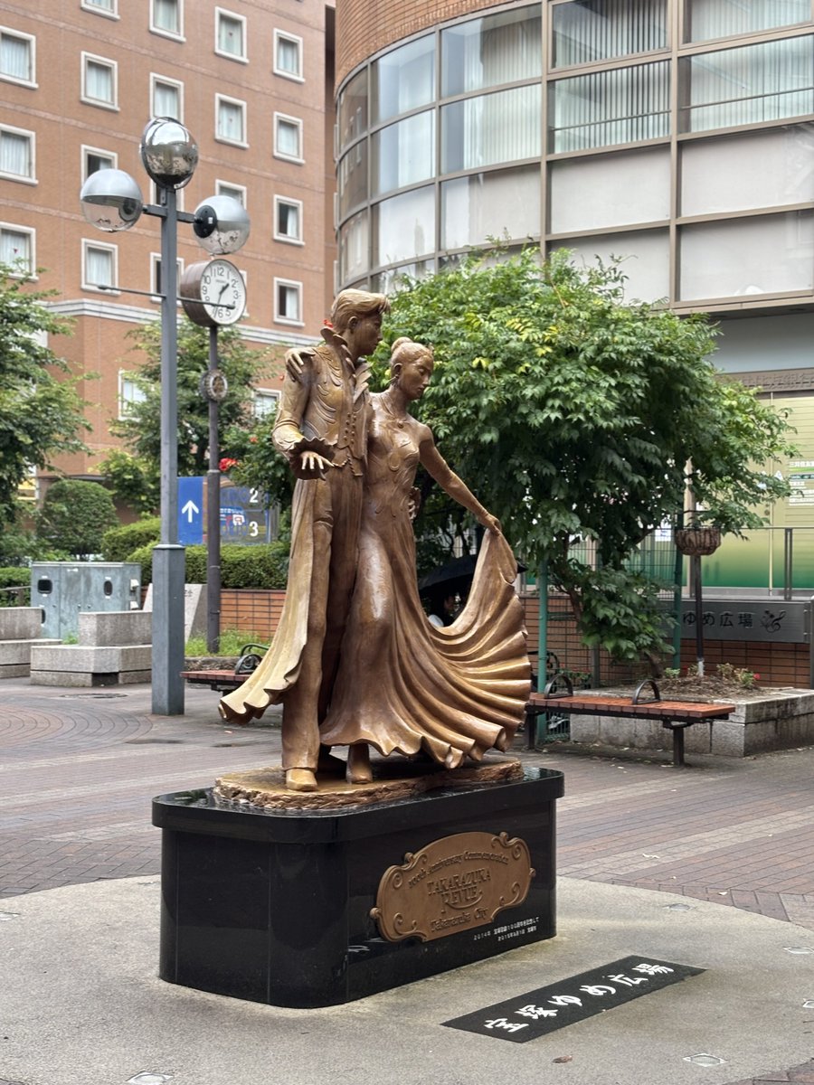 cr0ny's tweet photo. 初めてのムラ遠征は宝塚モンパリ祭2026へ、アフリーダ先生の引率にぞろぞろ。シモーヌさんの歌を聴きにきました！！ステージ楽しすぎた😭ミラーボール浴び浴び、シャンソニエな日曜日を満喫しました。
来年は友だちも誘って来よう！ https://t.co/m0KDPJhzh7