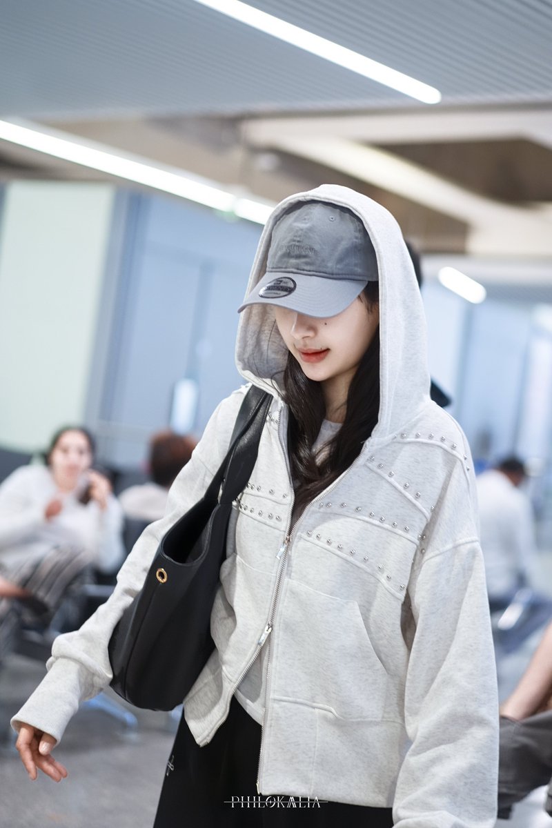 Philokalia011's tweet photo. 260927｜CDG Arrival
Pansa in Paris again! 🇫🇷✨ Rest up and enjoy the show!

PFWSS27 CALLING MILK PANSA
#YSLxMilkPansa https://t.co/hv2q0cPvlg
