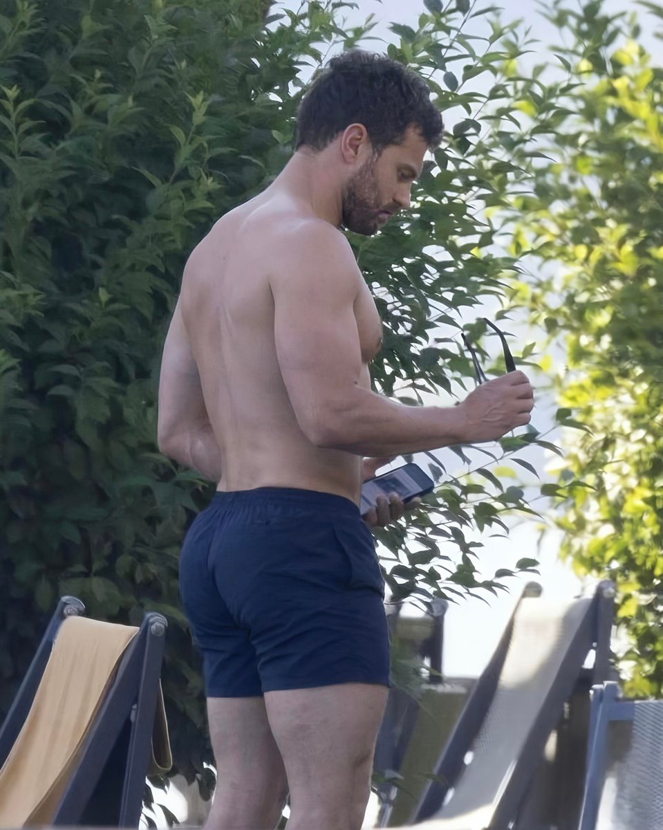 Mossmoviesjo's tweet photo. Theo James relaxing outdoors in casual swimwear... https://t.co/qxVSTmX5xz