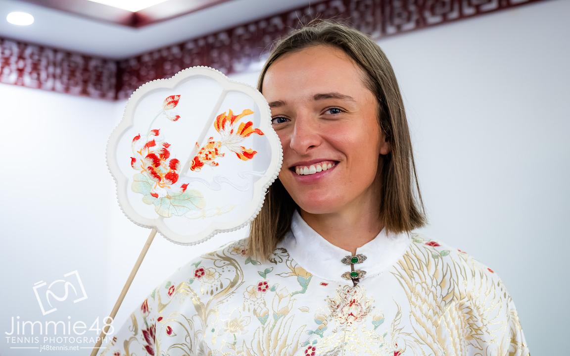 JJlovesTennis's tweet photo. Sunday mornings, Beijing style with Iga Swiatek. https://t.co/tJV4GmIJWa