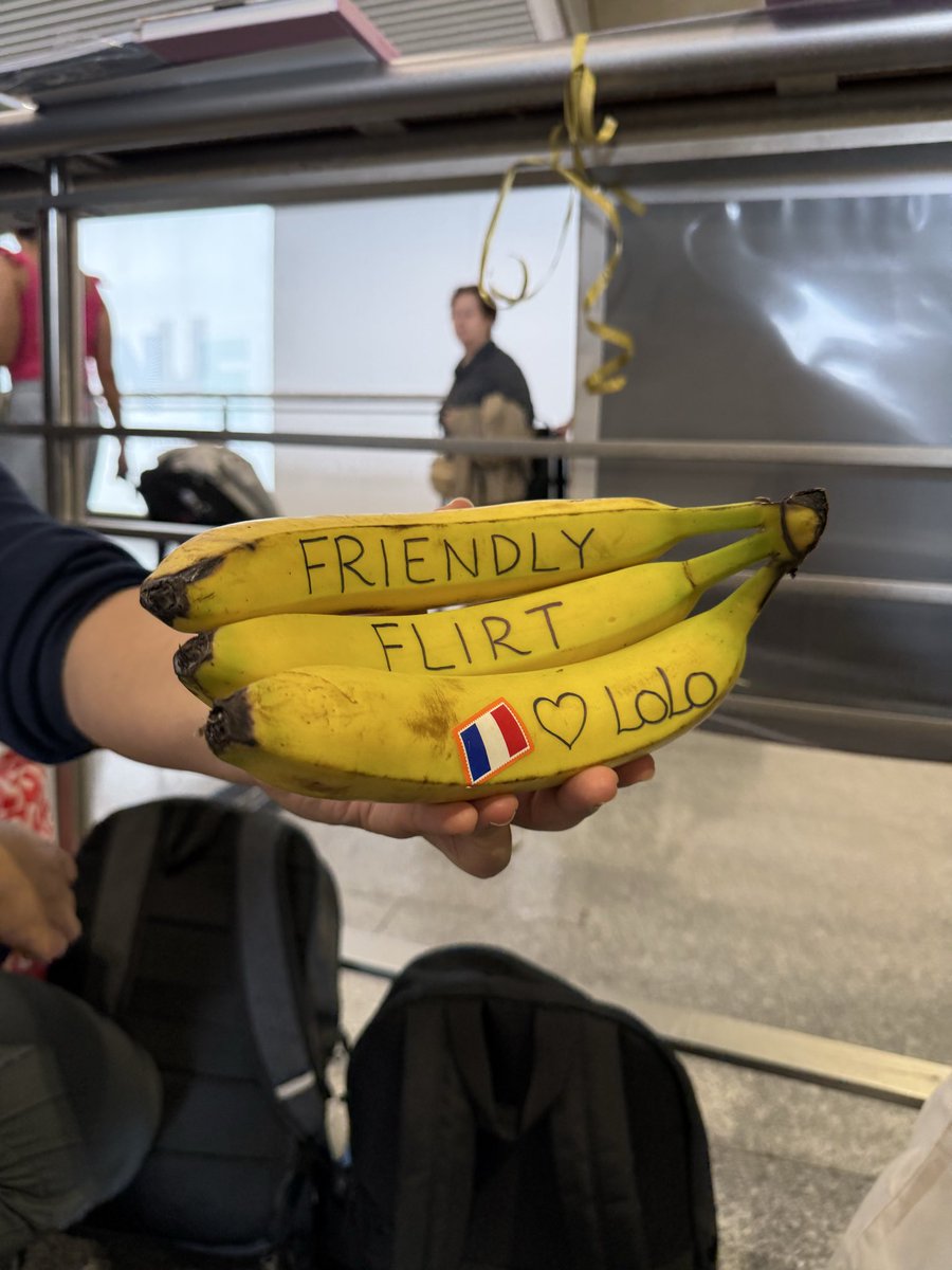 talesoffirefly_'s tweet photo. Ling has these Bananas with her now..
Which one do you think she will eat first? 

Thank you banana spender 😆

#LingOrmDiorSummer27
#LinglingKwong #OrmKornnaphat
#LingOrm #Dior #DiorSummer27 #PFW https://t.co/eBHYjlkbIx