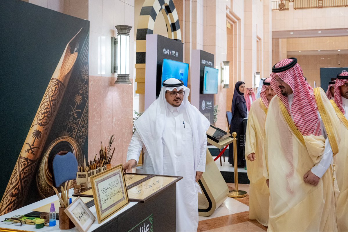 imarat_almadina's tweet photo. سمو أمير منطقة #المدينة_المنورة #سلمان_بن_سلطان يشارك في احتفال إمارة المنطقة بمناسبة #اليوم_الوطني_السعودي، ويطّلع على المعرض المصاحب الذي يستعرض جوانب من منجزات المملكة وموروثها الثقافي والحضاري. https://t.co/i9fe2PEib1