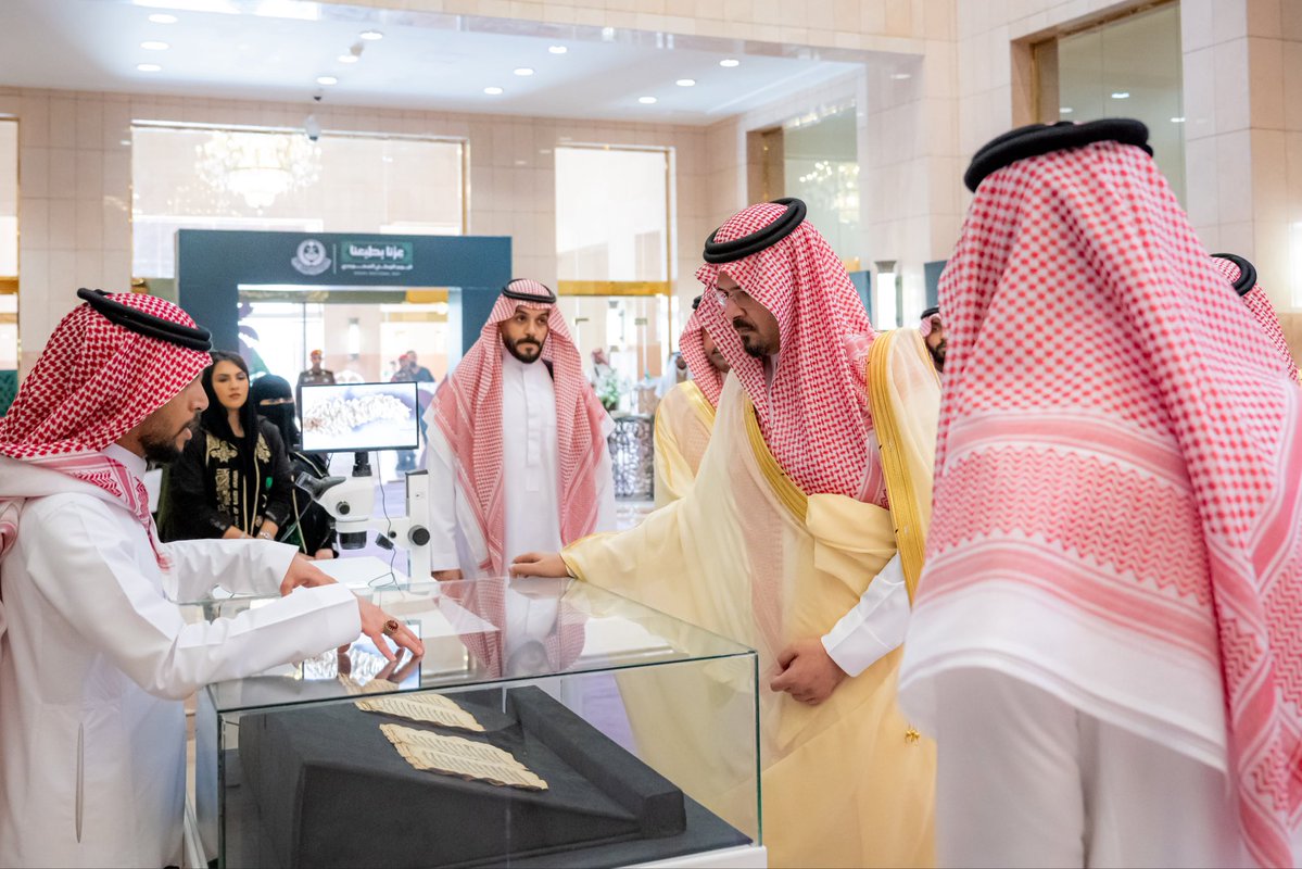 imarat_almadina's tweet photo. سمو أمير منطقة #المدينة_المنورة #سلمان_بن_سلطان يشارك في احتفال إمارة المنطقة بمناسبة #اليوم_الوطني_السعودي، ويطّلع على المعرض المصاحب الذي يستعرض جوانب من منجزات المملكة وموروثها الثقافي والحضاري. https://t.co/i9fe2PEib1