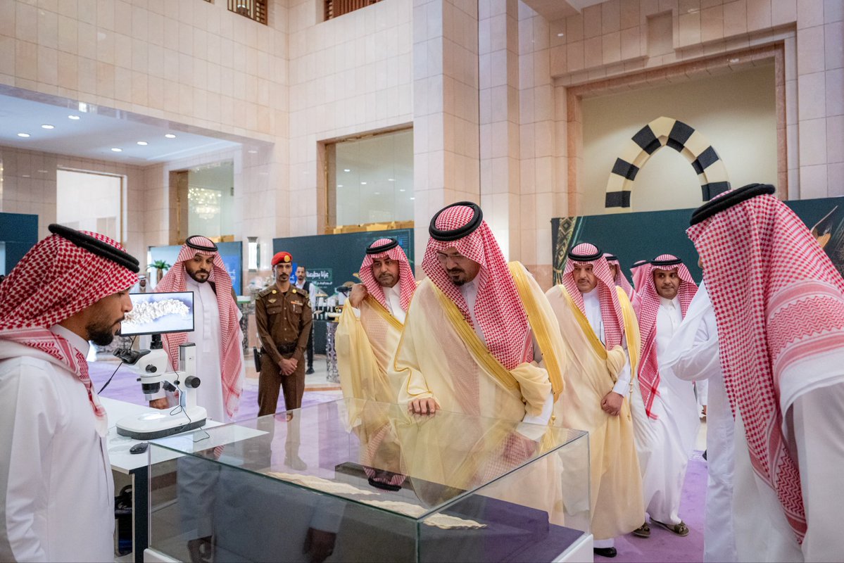 imarat_almadina's tweet photo. سمو أمير منطقة #المدينة_المنورة #سلمان_بن_سلطان يشارك في احتفال إمارة المنطقة بمناسبة #اليوم_الوطني_السعودي، ويطّلع على المعرض المصاحب الذي يستعرض جوانب من منجزات المملكة وموروثها الثقافي والحضاري. https://t.co/i9fe2PEib1