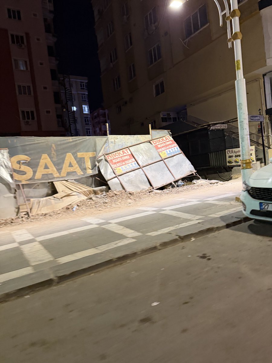 matako663's tweet photo. Buradan bir çocuk düşse vebalini kimse ödeyemez ilgililer görevini yapmıyor şehrin en işlek caddesinde inşaatta güvenlik önlemi yok haliliye belediyesine bildirdim büyükşehire bildirdim fakat sağırlığa vuruyorlar @haliliye_bld @sanliurfabld @urfasesver @mcanpolatnet @yarenhoca63 https://t.co/CI7tIJ5kBV