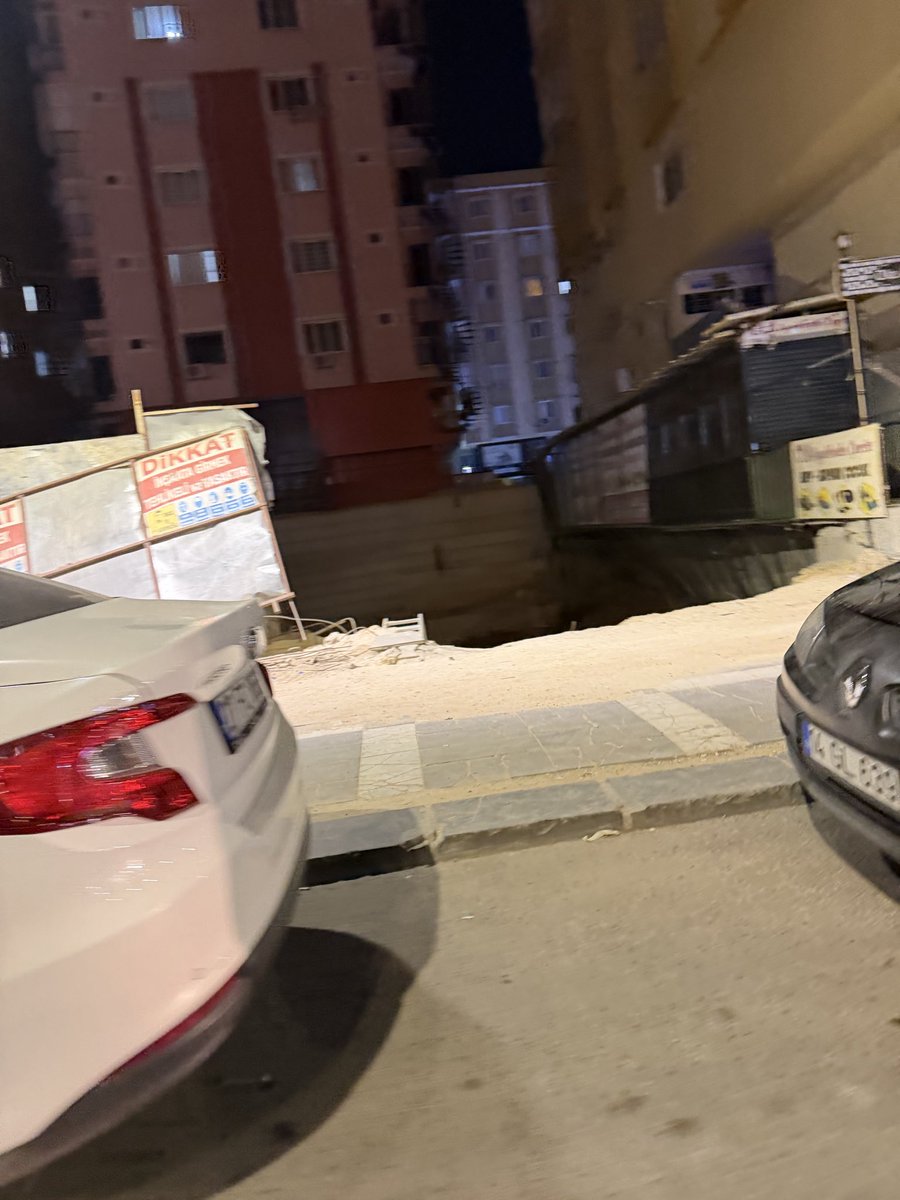 matako663's tweet photo. Buradan bir çocuk düşse vebalini kimse ödeyemez ilgililer görevini yapmıyor şehrin en işlek caddesinde inşaatta güvenlik önlemi yok haliliye belediyesine bildirdim büyükşehire bildirdim fakat sağırlığa vuruyorlar @haliliye_bld @sanliurfabld @urfasesver @mcanpolatnet @yarenhoca63 https://t.co/CI7tIJ5kBV