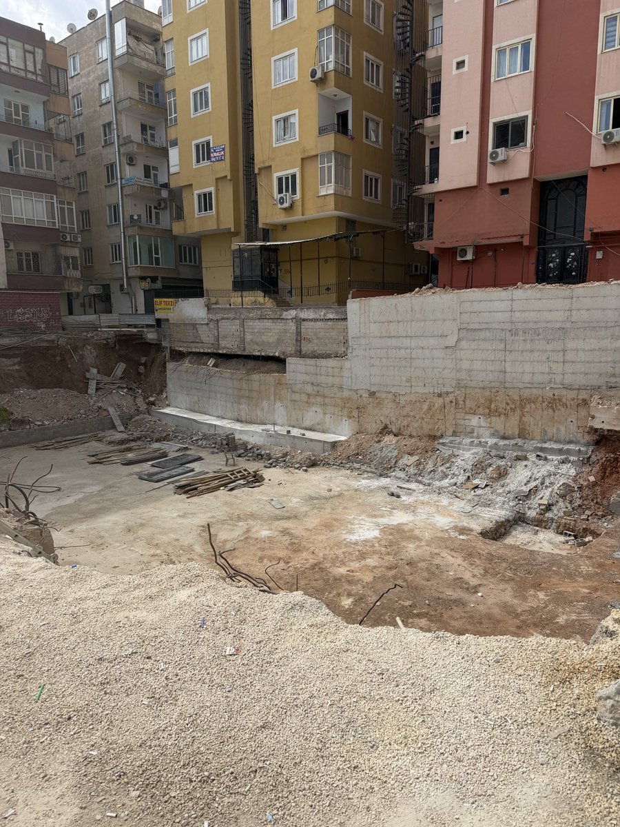 matako663's tweet photo. Buradan bir çocuk düşse vebalini kimse ödeyemez ilgililer görevini yapmıyor şehrin en işlek caddesinde inşaatta güvenlik önlemi yok haliliye belediyesine bildirdim büyükşehire bildirdim fakat sağırlığa vuruyorlar @haliliye_bld @sanliurfabld @urfasesver @mcanpolatnet @yarenhoca63 https://t.co/CI7tIJ5kBV