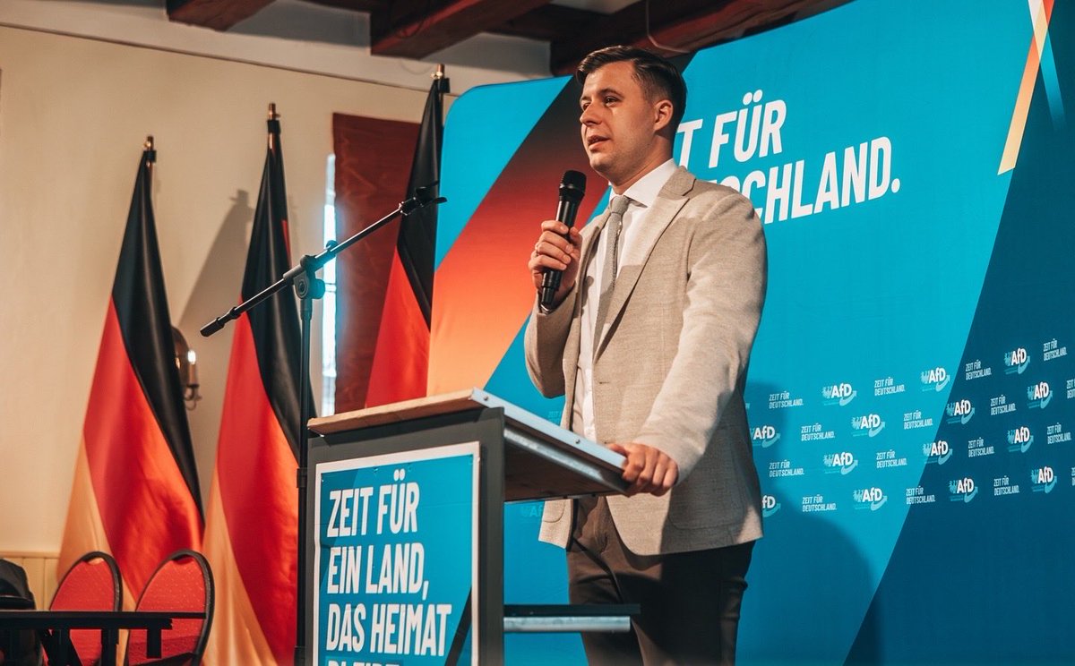JeanPascal_Hohm's tweet photo. Nichts befremdet mich mehr als die Behauptung, es sei absurd, stolz auf das Land zu sein, in das man zufällig hineingeboren wurde.

Patriotismus, die Liebe zum eigenen Land, meint keinen Stolz auf etwas Abstraktes. Deutschland ist nichts Abstraktes. Deutschland ist ganz konkret. Deutschland ist weder zufällig entstanden noch ein bloßer Flecken Erde unter vielen. Deutschland existiert, weil unsere Vorfahren es wollten. Generationen vor uns haben es mit ihren Händen, ihrem Fleiß und ihren Opfern geschaffen, nach Krieg und Teilung wieder aufgebaut und für uns bewahrt. Unsere Städte, unsere Sprache, unsere Kultur und unsere Freiheit verdanken wir ihnen.

Unser Stolz gilt also keinem Zufall, sondern Jahrtausenden des Ringens und Schaffens. 

Heute lebt Deutschland in und durch uns. Wir tragen das Erbe unserer Vorfahren in die neue Zeit, damit auch künftige Generationen stolz auf unser Land sein können.