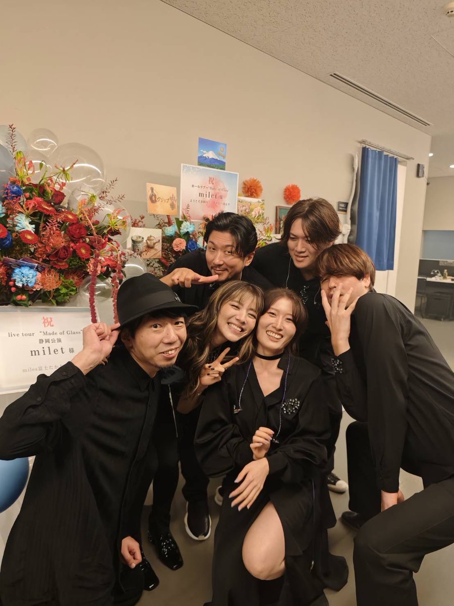 milet_music's tweet photo. 静岡きゃっぴいいーーー！！！！
本当に今日だけの特別なMoGになっちゃったねw
あの、例の件については本当にすみません！！そしてありがとうございました！🤣
もう最高で面白くて忘れられない時間になったよ！
こんなことあるんだね！笑
ていうか盛り上がりもすんごくて今までの静岡No. 1でした。半端ないパワー。

週4ライヴ乗り切れてほっとしています🍵
どれも楽しかったなあ。。
こんなに1公演1公演に達成感のあるライヴ、今までで初めて。
MoGツアー、本当に大好きだ。。

#milet_MadeofGlass 💎
