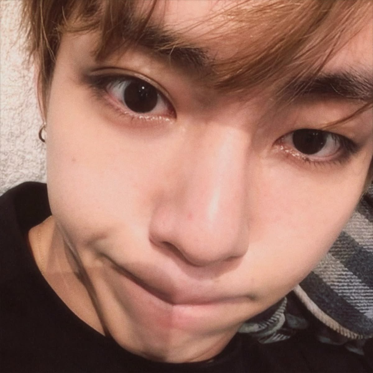 kvstrawcigs's tweet photo. RT AND REPLY : 

We urge @BIGHIT_MUSIC @HYBEOFFICIALtwt to take urgent action and make BTSV’s safety their utmost priority following these threats of physical harm

PROTECT TAEHYUNG
PROTECT YOUR ARTIST
BIGHIT AND HYBE TAKE ACTION
#ProtectTaehyung #ProtectYourArtist https://t.co/xU4zJILq7w