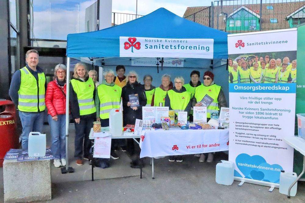 Sunnmorecom's tweet photo. https://t.co/ZUlUyEBejC: Står klare til å hjelpe om krisa kjem 

Hareid sanitetslag viste under Sanitetsn’s veke hva de kan bidra med i en krise, og hva folk bør ha i sitt eget beredskapslager.

https://t.co/27e7BBdsSQ https://t.co/qjt4brASzF