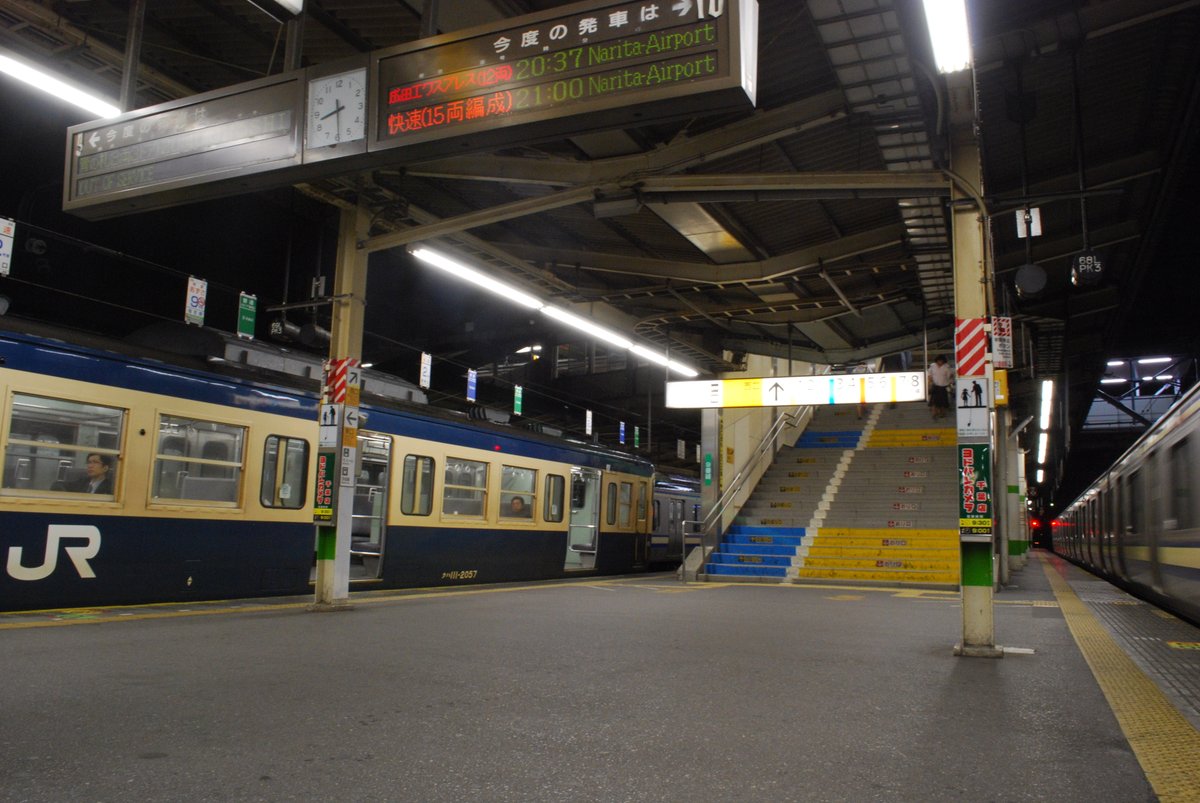 JITENSHAHAKASE's tweet photo. ◆思い出の千葉駅

113系がいる風景です。 https://t.co/hktkB3hixv