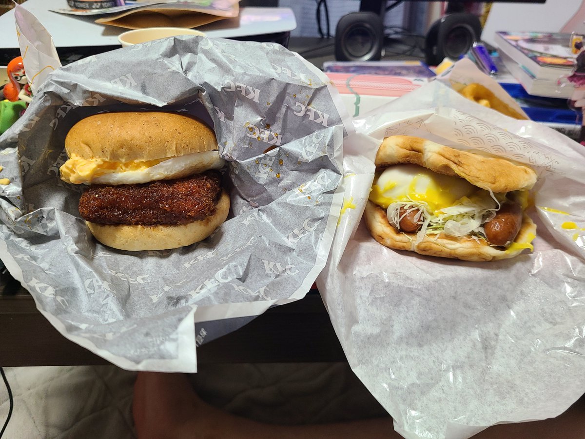 gorisatori's tweet photo. モスとケンタッキーの2つの月見バーガーと月見ツイスター、ホットドッグ、オニポテ。
飲み物はオレンジジュースとスパークリングワインを混ぜたワイン
 #酒依ぺぱ  #ぺぱらいぶ https://t.co/94rlirlsO2
