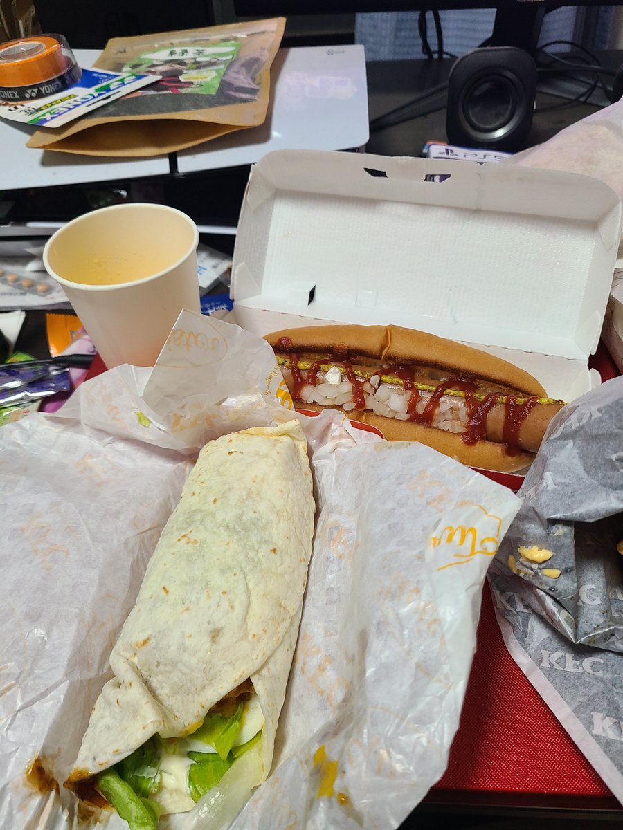 gorisatori's tweet photo. モスとケンタッキーの2つの月見バーガーと月見ツイスター、ホットドッグ、オニポテ。
飲み物はオレンジジュースとスパークリングワインを混ぜたワイン
 #酒依ぺぱ  #ぺぱらいぶ https://t.co/94rlirlsO2