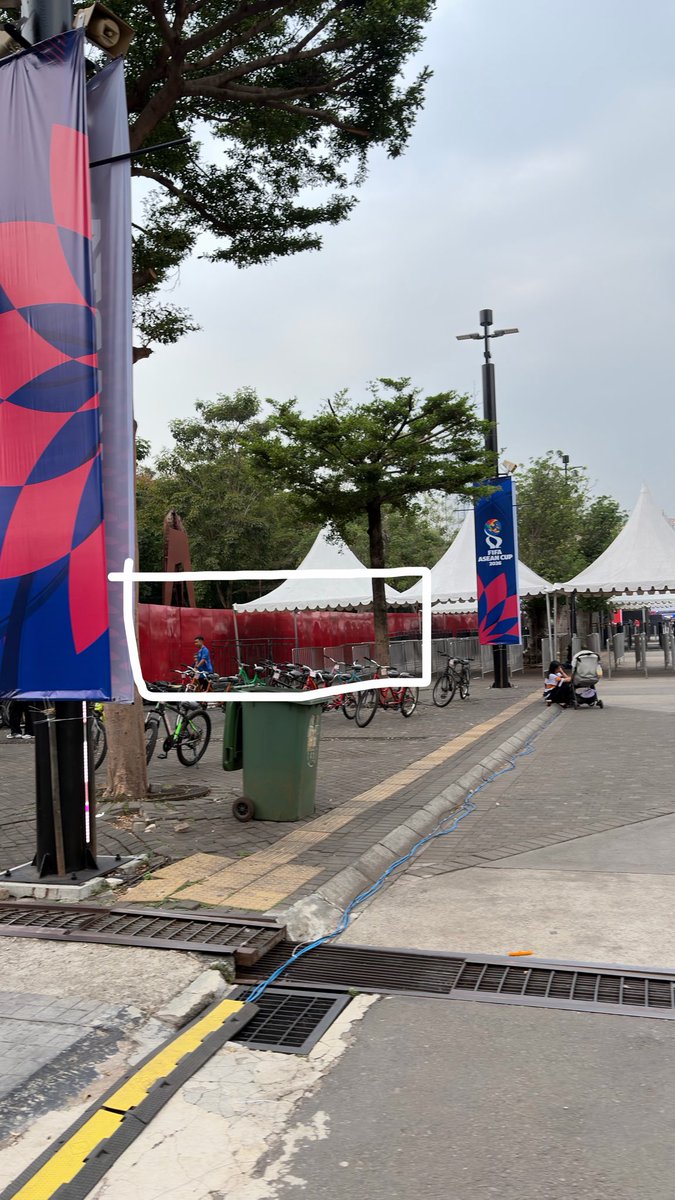 ditabog's tweet photo. TAMBAHAN INFO SEPUTARAN GBK

Mumpung sudah H-89 ARIRANG. Kebetulan banget ada event besar di GBK, saran buat temen2 untuk CARI TAU LOKASI SN DAN GATE KALIAN DIMANA. Di area steril GBK bakal dipasang pembatas warna merah gini, jadi kalo salah gate, kudu muterin GBK 🫠🫠 https://t.co/oYadDqrJeX